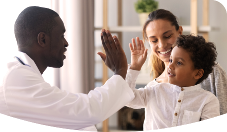 Ce este imunitatea? Date faptice despre sistemul imunitar și funcțiile acestuia Băiat stând la mama sa în brațe bate palma cu un adult